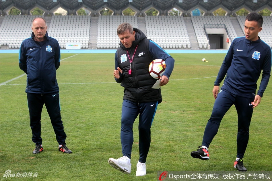 富力澳洲冬训扎哈维秀脚法