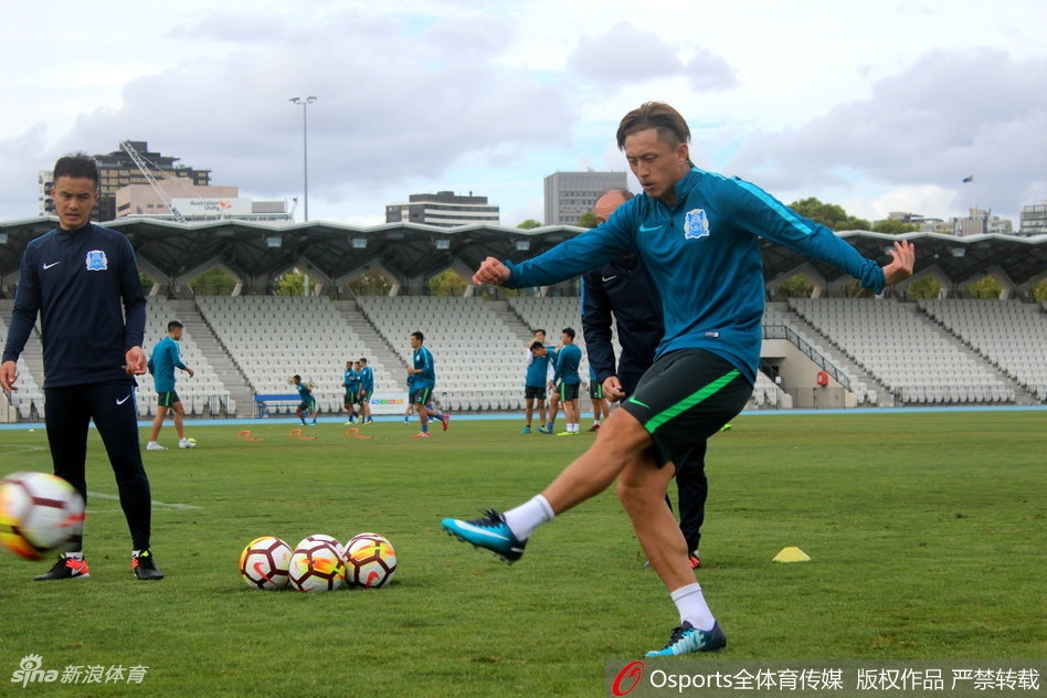 富力澳洲冬训扎哈维秀脚法