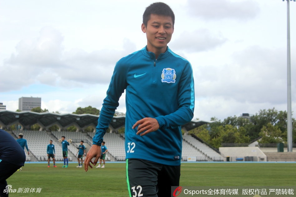 富力澳洲冬训扎哈维秀脚法