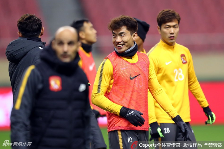 广州恒大踩场训练备战超级杯