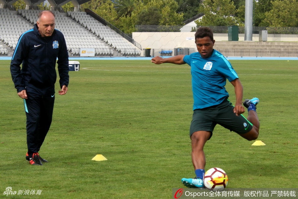 富力澳洲冬训扎哈维秀脚法