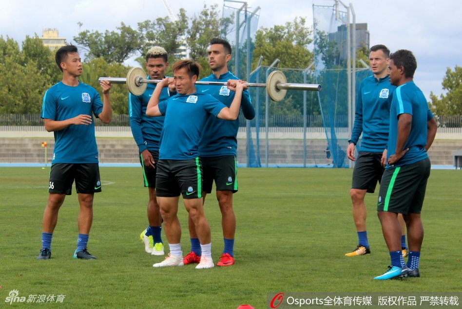 富力澳洲冬训扎哈维秀脚法