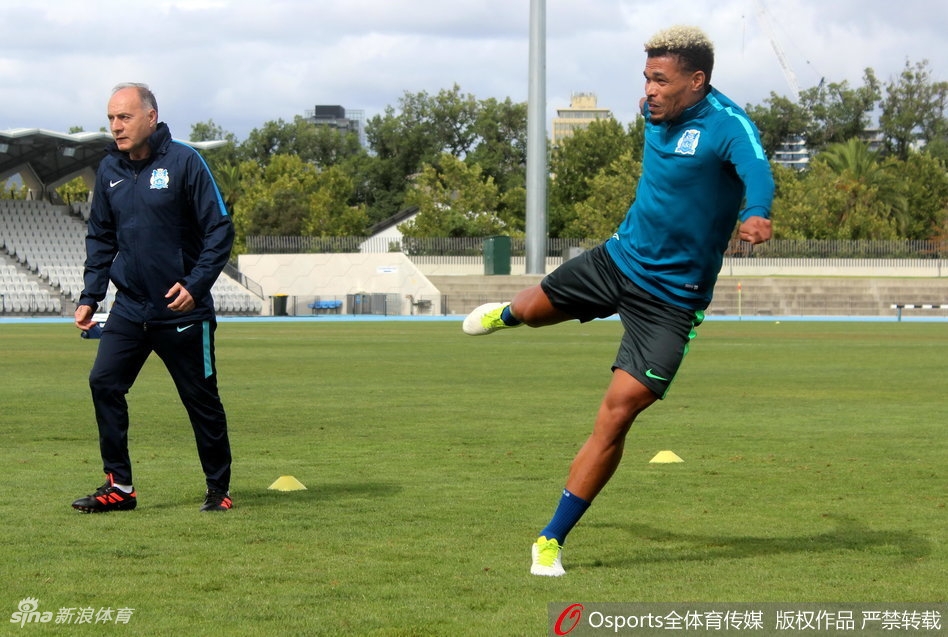 富力澳洲冬训扎哈维秀脚法