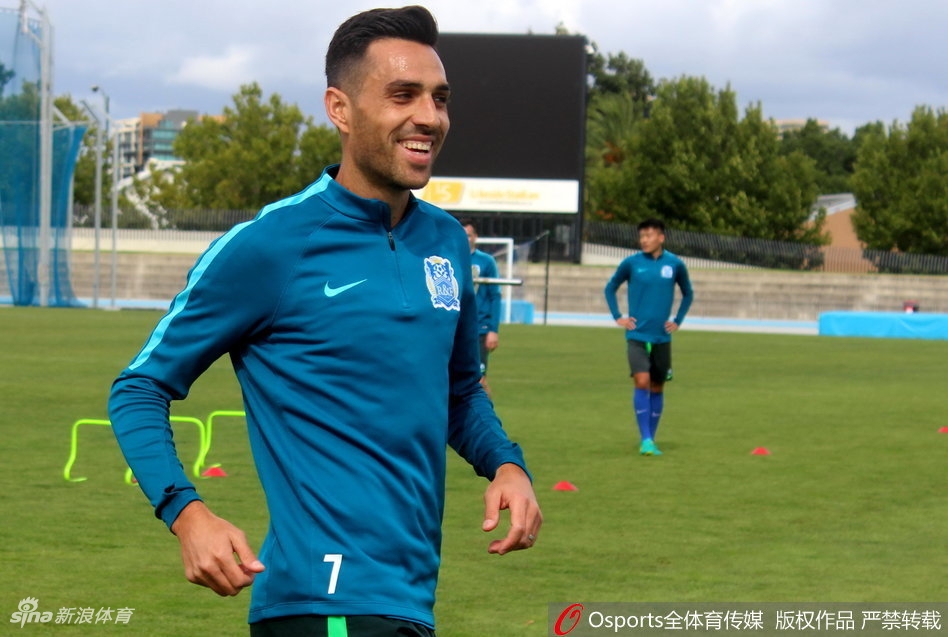 富力澳洲冬训扎哈维秀脚法