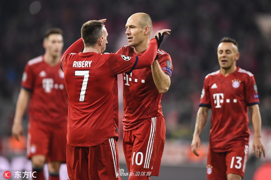 罗本与里贝里击掌庆祝