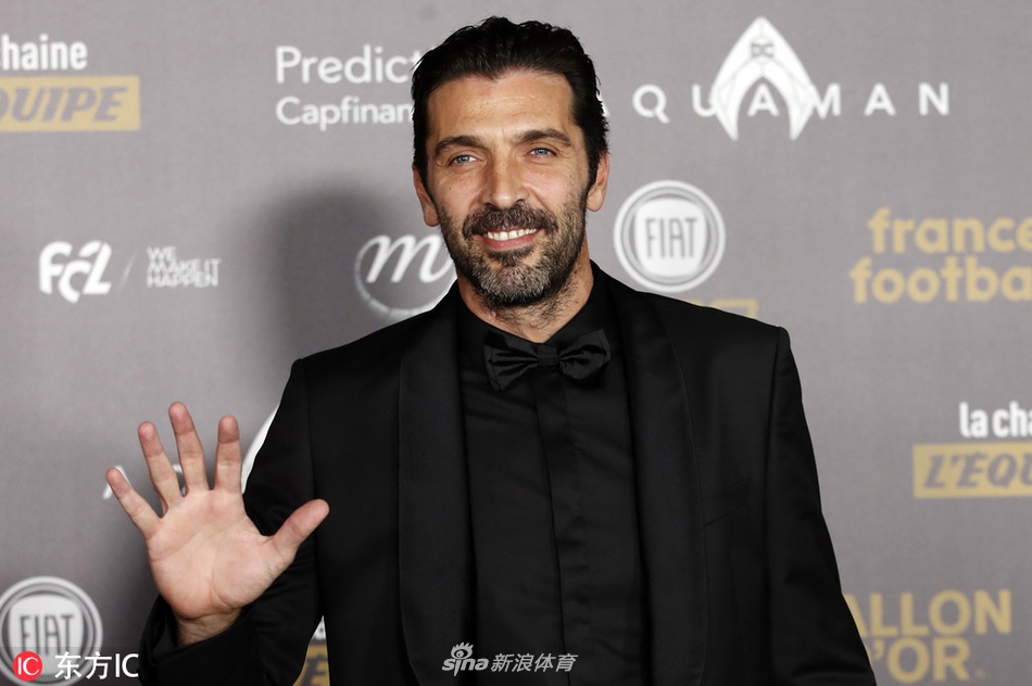 布冯和媒体打招呼