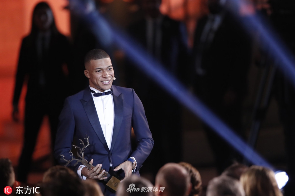 姆巴佩登台领奖