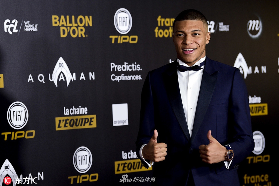 姆巴佩亮相金球奖盛典