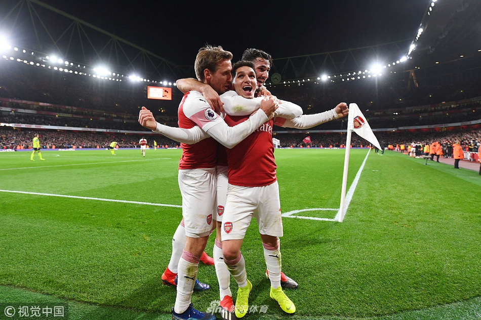 托雷拉与队友庆祝