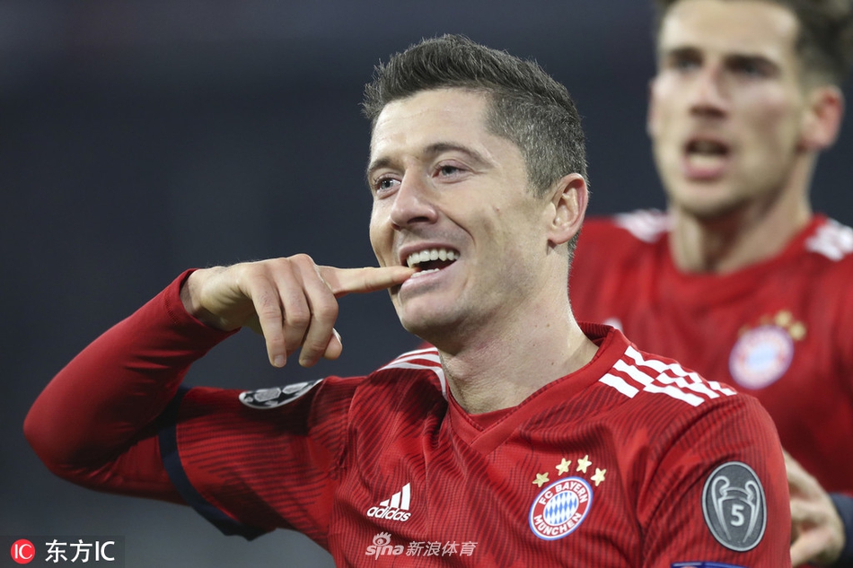 莱万破门进球数追平亨利