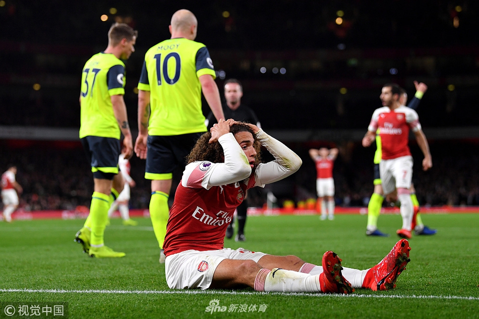 贡多齐禁区内摔倒被判黄牌