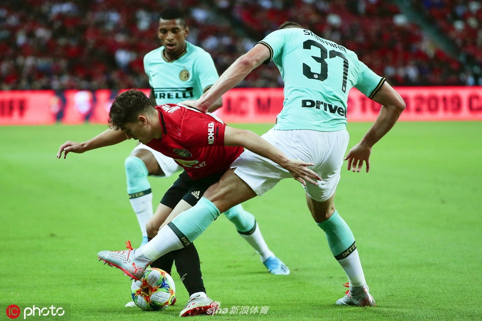 什克里尼亚尔防守丹尼尔-詹姆斯