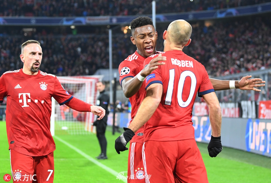 罗本与阿拉巴拥抱