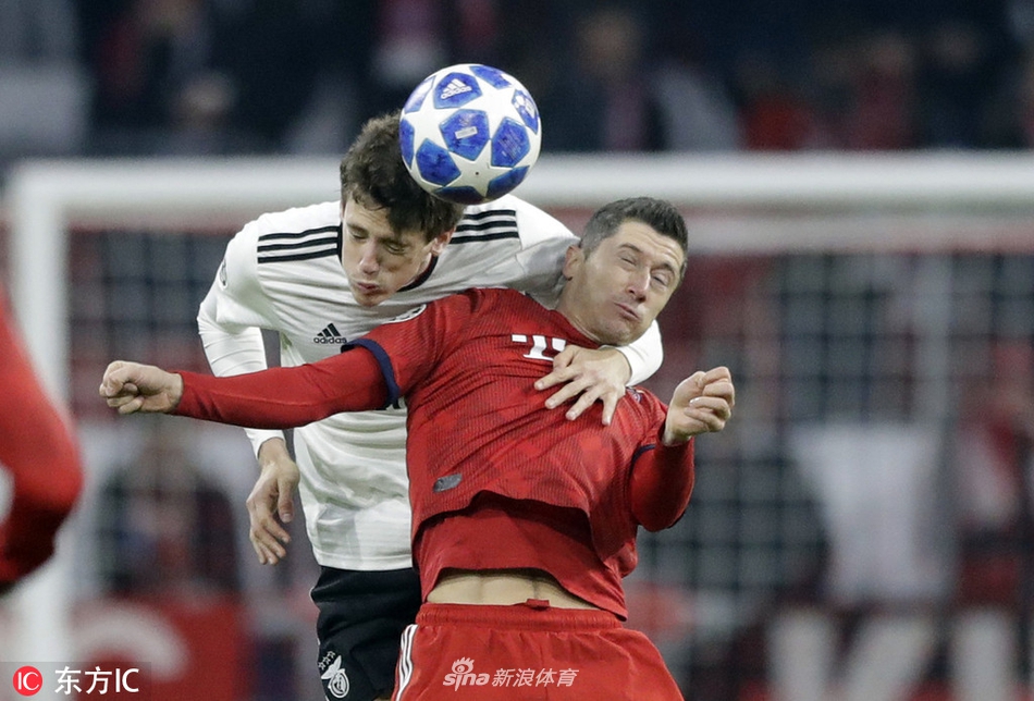 莱万与对手争顶