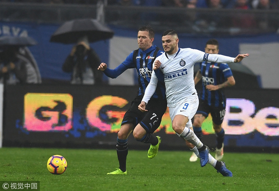 伊卡尔迪与对手拼抢