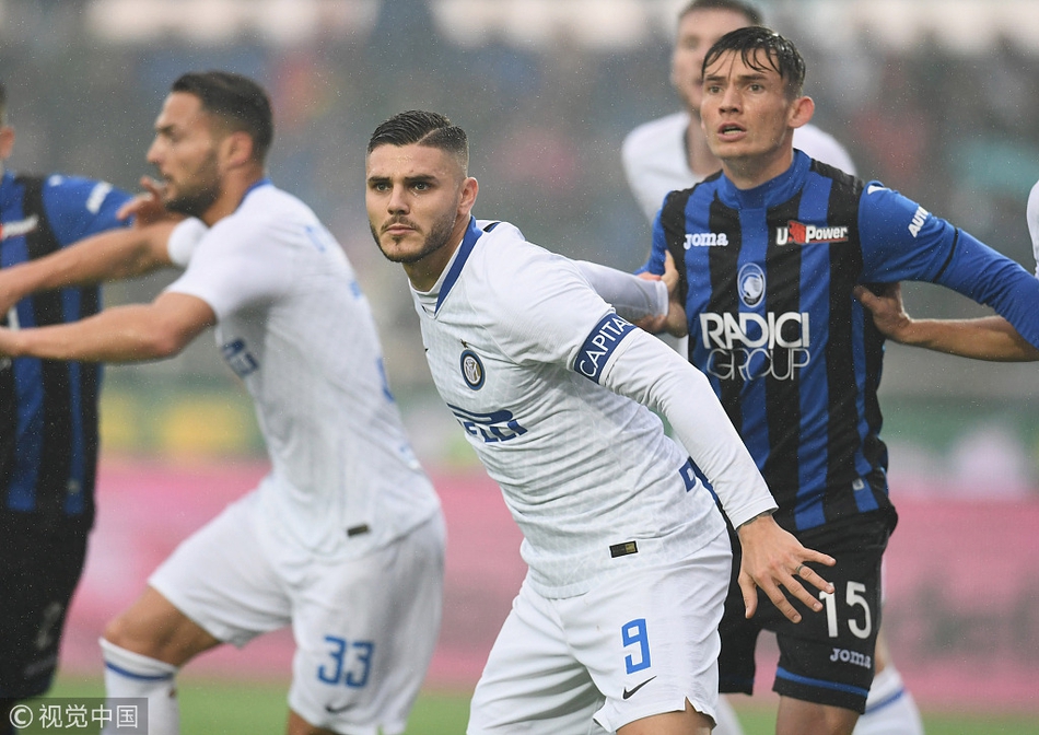 伊卡尔迪神情专注