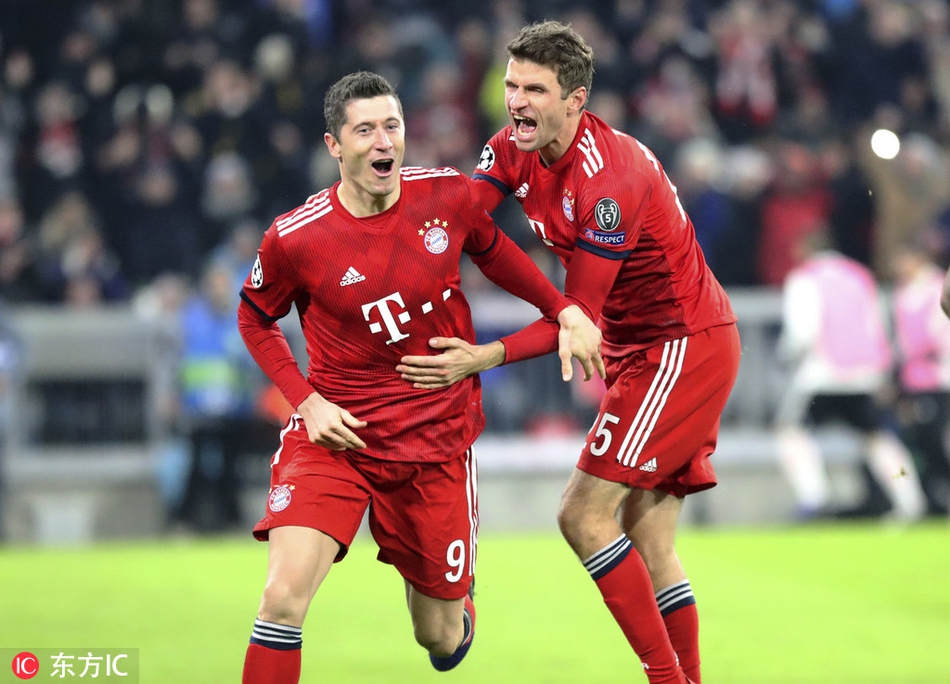 穆勒与莱万庆祝