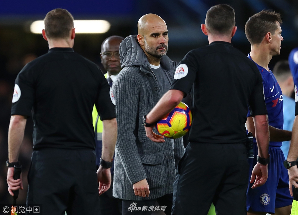 瓜迪奥拉与主裁判交流