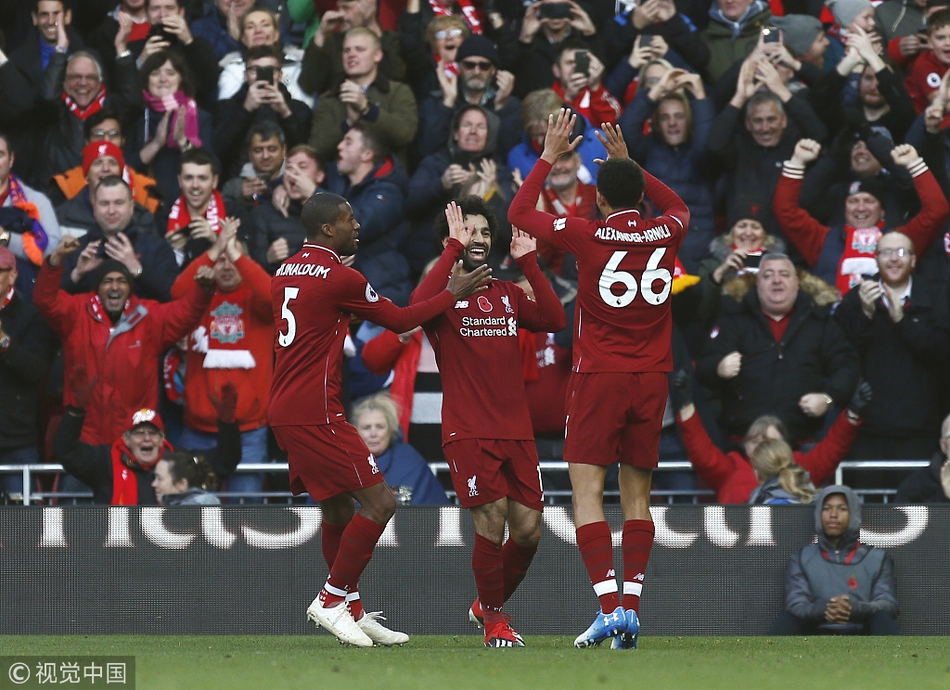 萨拉赫和队友庆祝