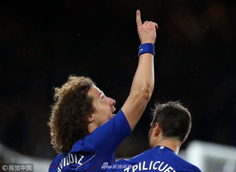 路易斯指天庆祝