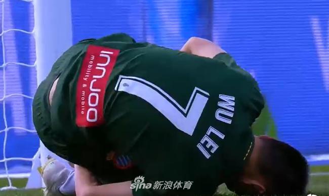 武磊倒地造点因越位取消