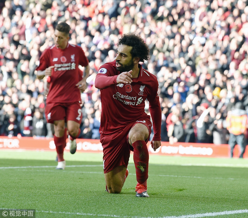 萨拉赫单膝跪地庆祝