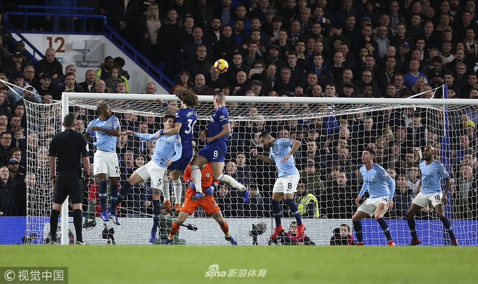 大卫-路易斯头球攻门