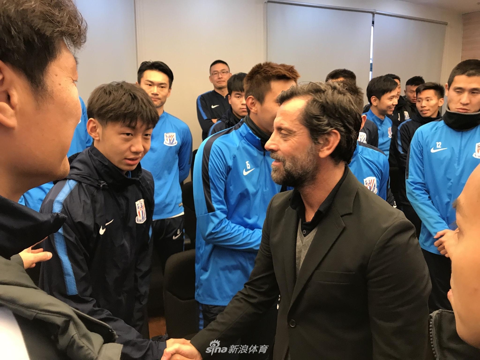 申花新帅弗洛雷斯与全体队员会面