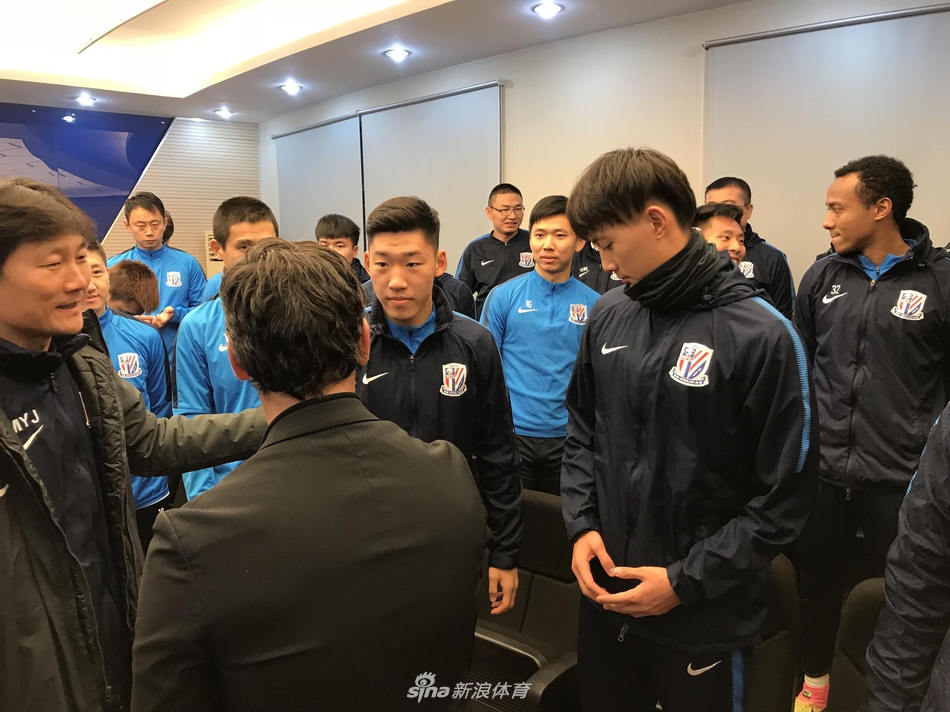 申花新帅弗洛雷斯与全体队员会面