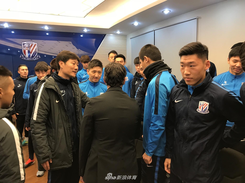 申花新帅弗洛雷斯与全体队员会面