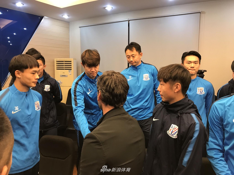 申花新帅弗洛雷斯与全体队员会面