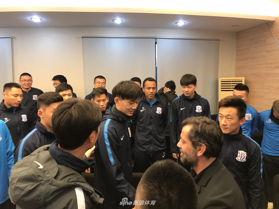 申花新帅弗洛雷斯与全体队员会面