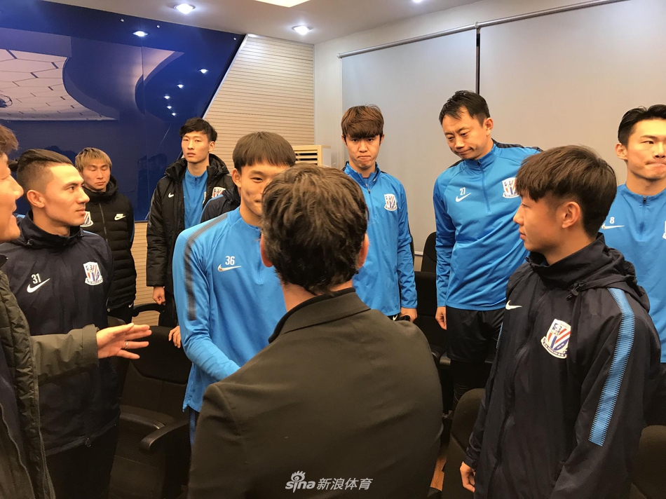 申花新帅弗洛雷斯与全体队员会面