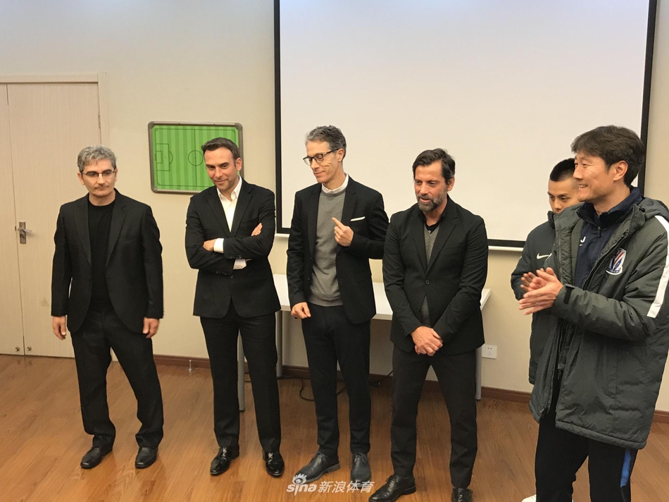 申花新帅弗洛雷斯与全体队员会面