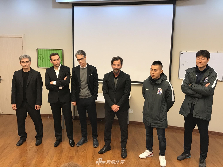 申花新帅弗洛雷斯与全体队员会面