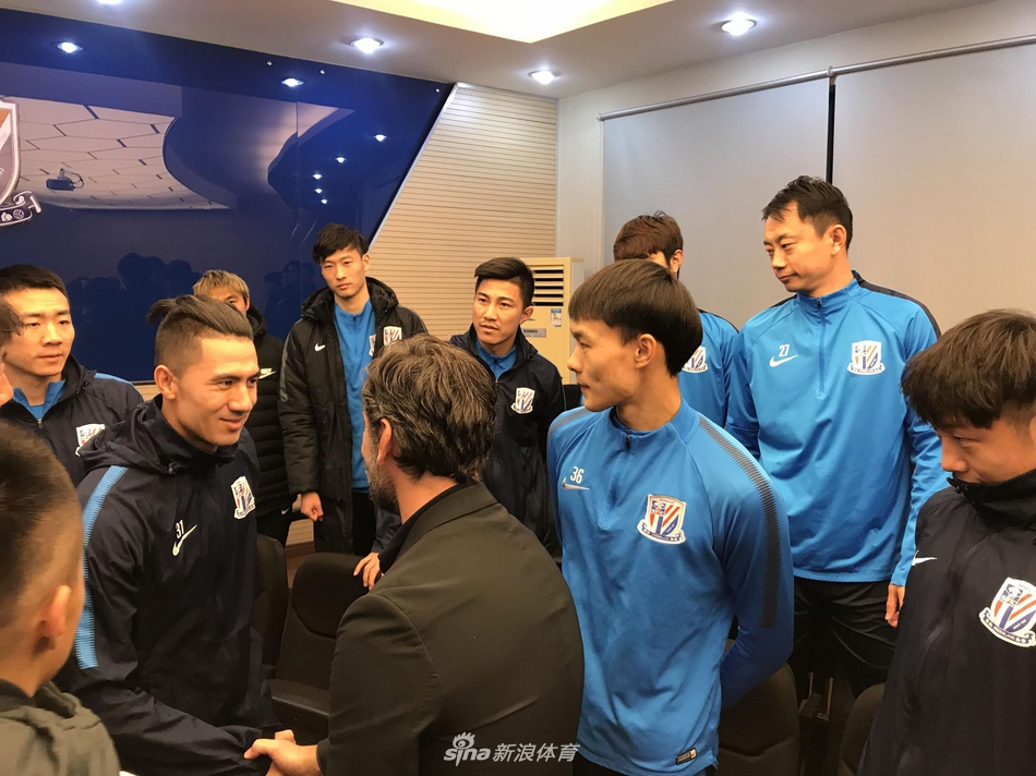 申花新帅弗洛雷斯与全体队员会面