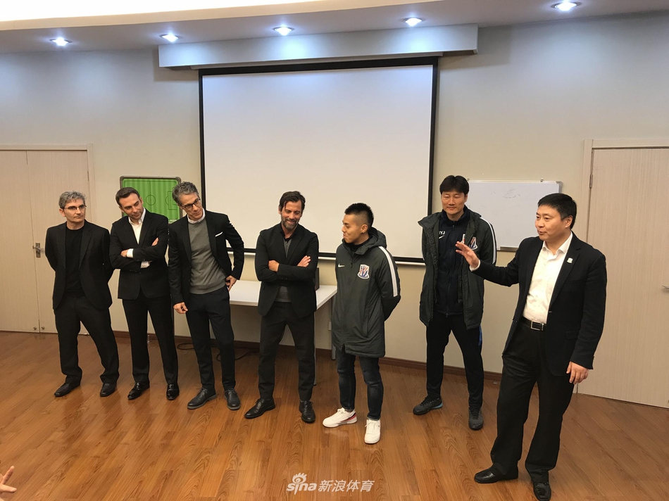 申花新帅弗洛雷斯与全体队员会面