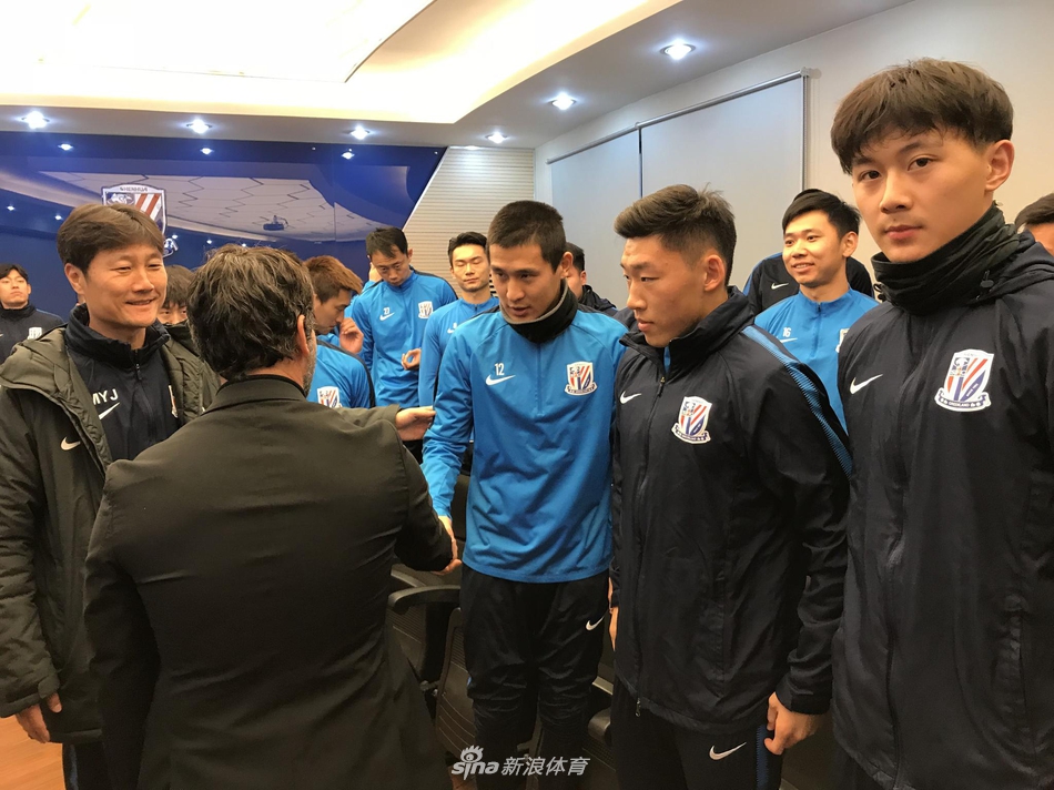 申花新帅弗洛雷斯与全体队员会面