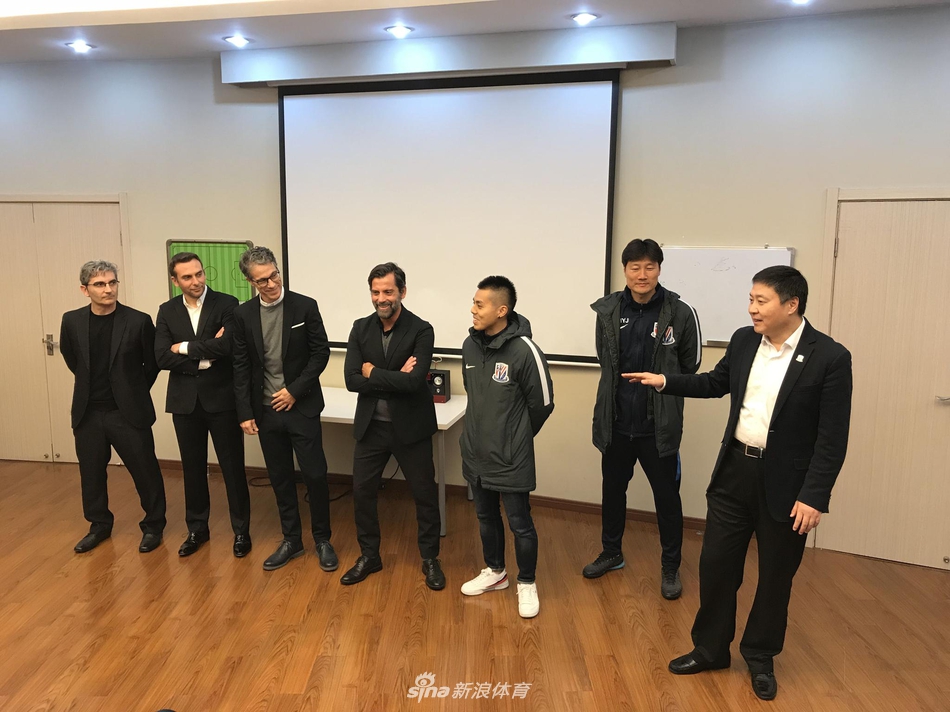申花新帅弗洛雷斯与全体队员会面