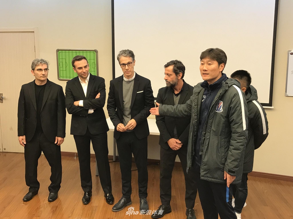 申花新帅弗洛雷斯与全体队员会面