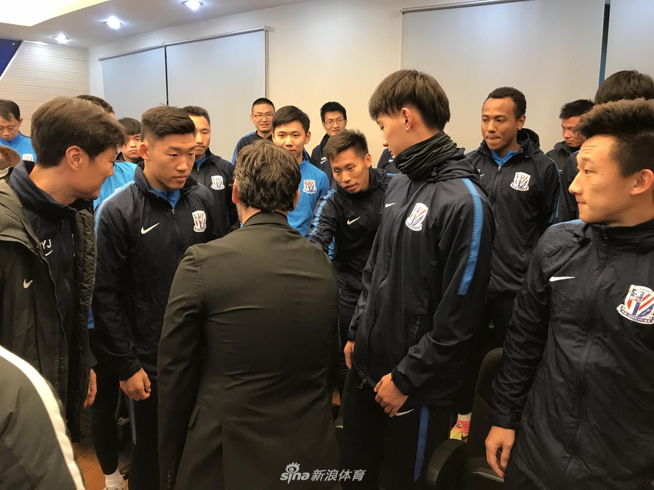 申花新帅弗洛雷斯与全体队员会面