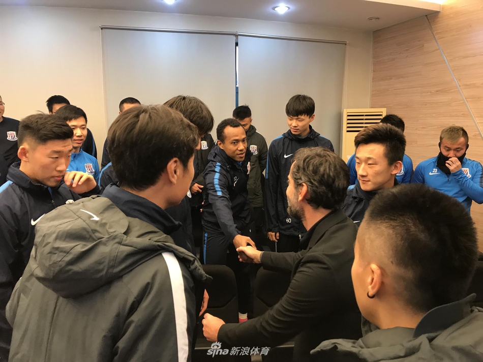 申花新帅弗洛雷斯与全体队员会面