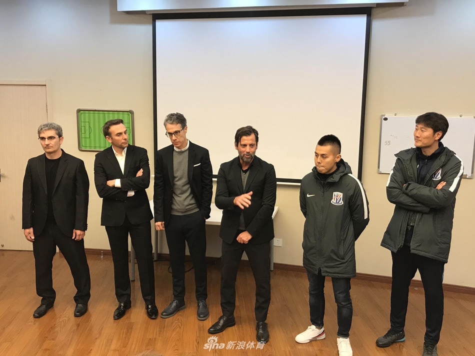 申花新帅弗洛雷斯与全体队员会面
