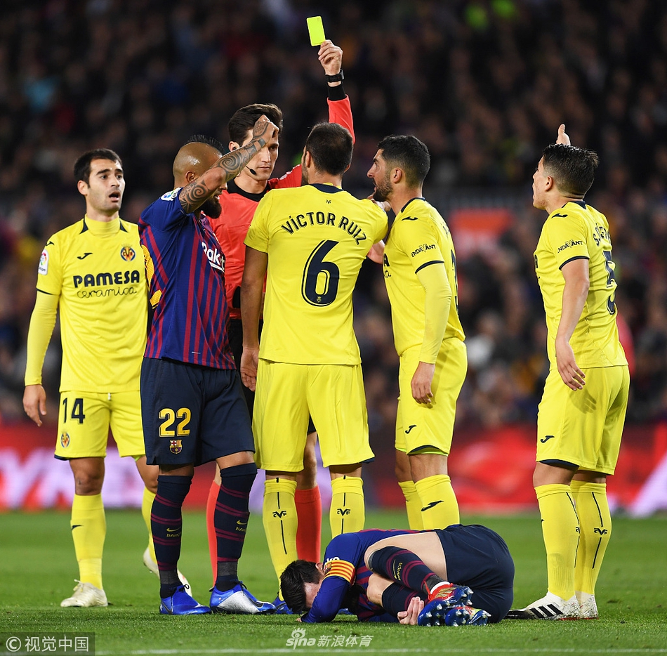 梅西遭遇对方后卫侵犯