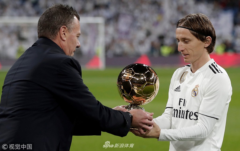 莫德里奇赛前展示金球奖