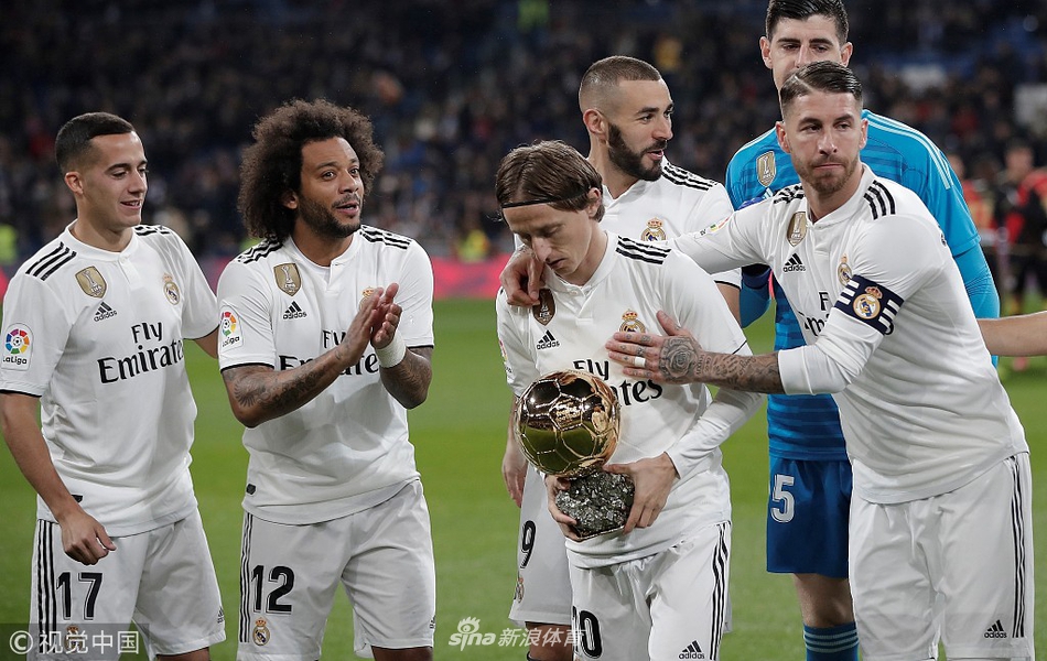 队友祝贺莫德里奇