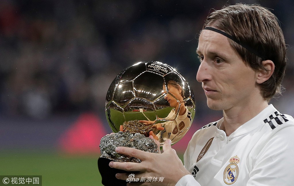 莫德里奇手握金球奖杯