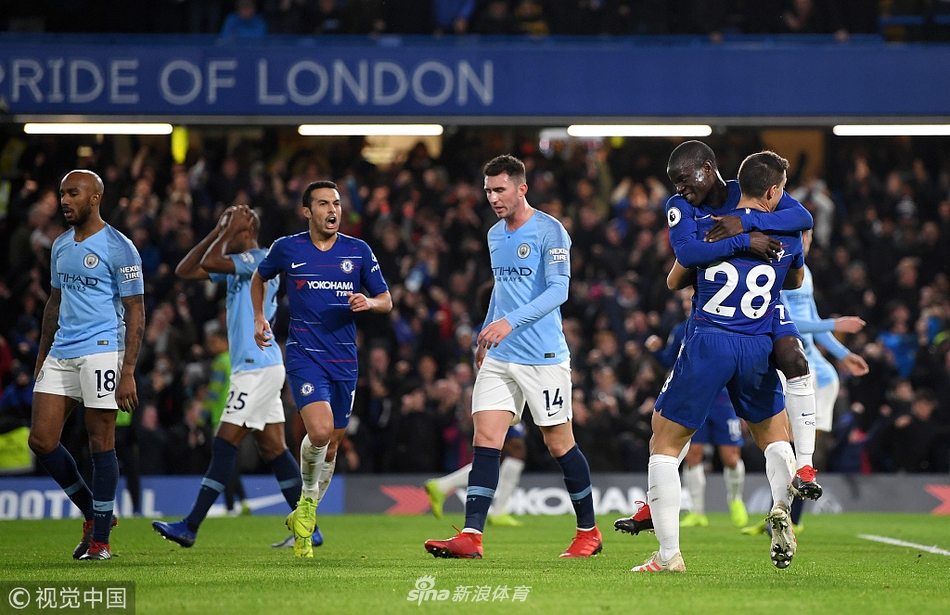 坎特破门与队友庆祝