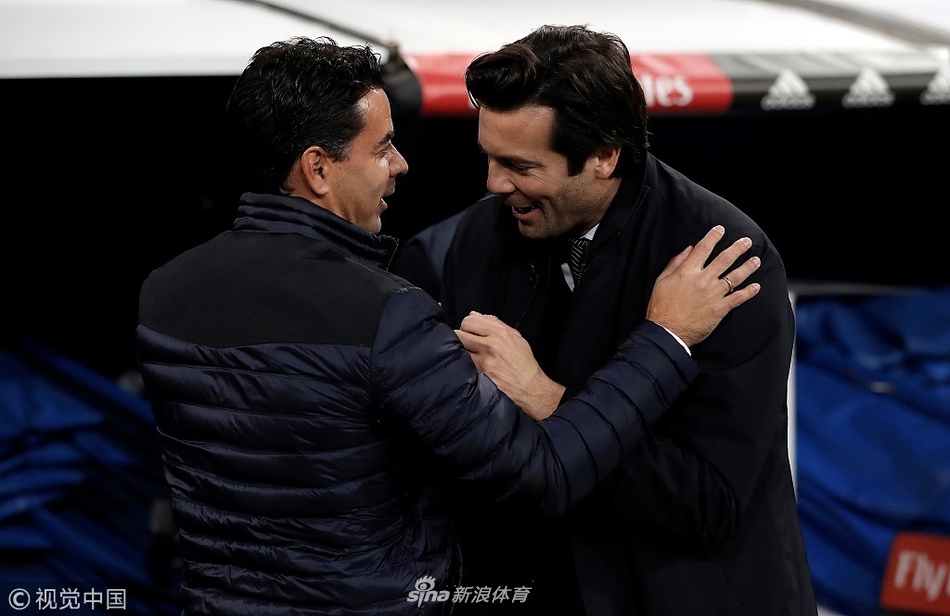 双方主帅赛前寒暄