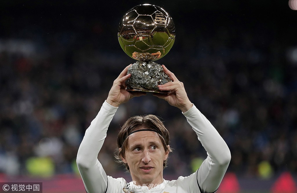 莫德里奇高举金球奖杯